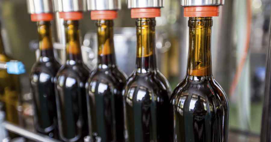 Engarrafamento e rotulagem: Como as informações no rótulo revelam detalhes sobre a produção do vinho